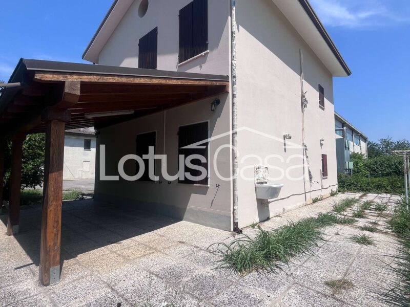 Soluzione Unica e Indipendente: Casa Indipendente con Imponente Capannone Artigianale a San Biagio